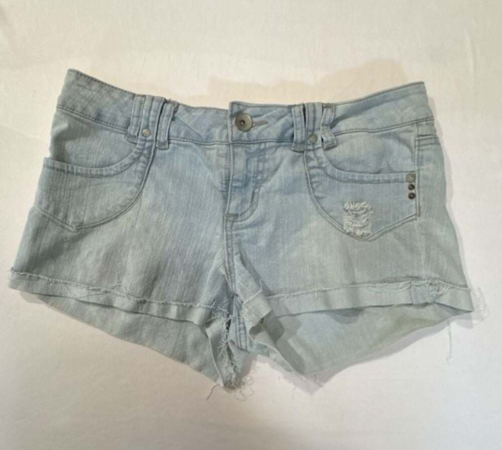 N441 L.E.I. Light Wash Distressed Denim Shorts